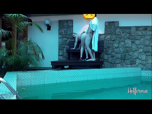 ❤️ Bòs envite sèvant nan pisin lan, men li pa t 'kapab reziste yon cho Videyo sèks nan nou