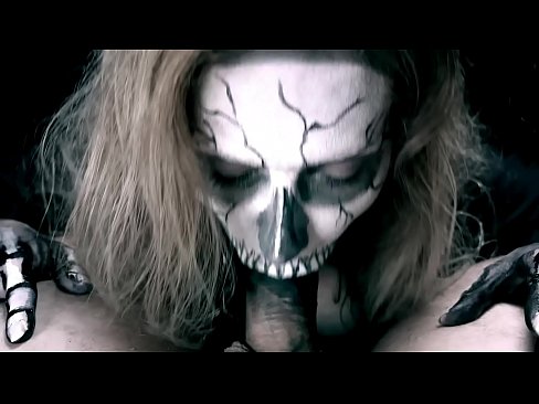 ❤️ Demon ti fi souse kòk chante ak bouch nwa li ak vale kom. Videyo sèks nan nou